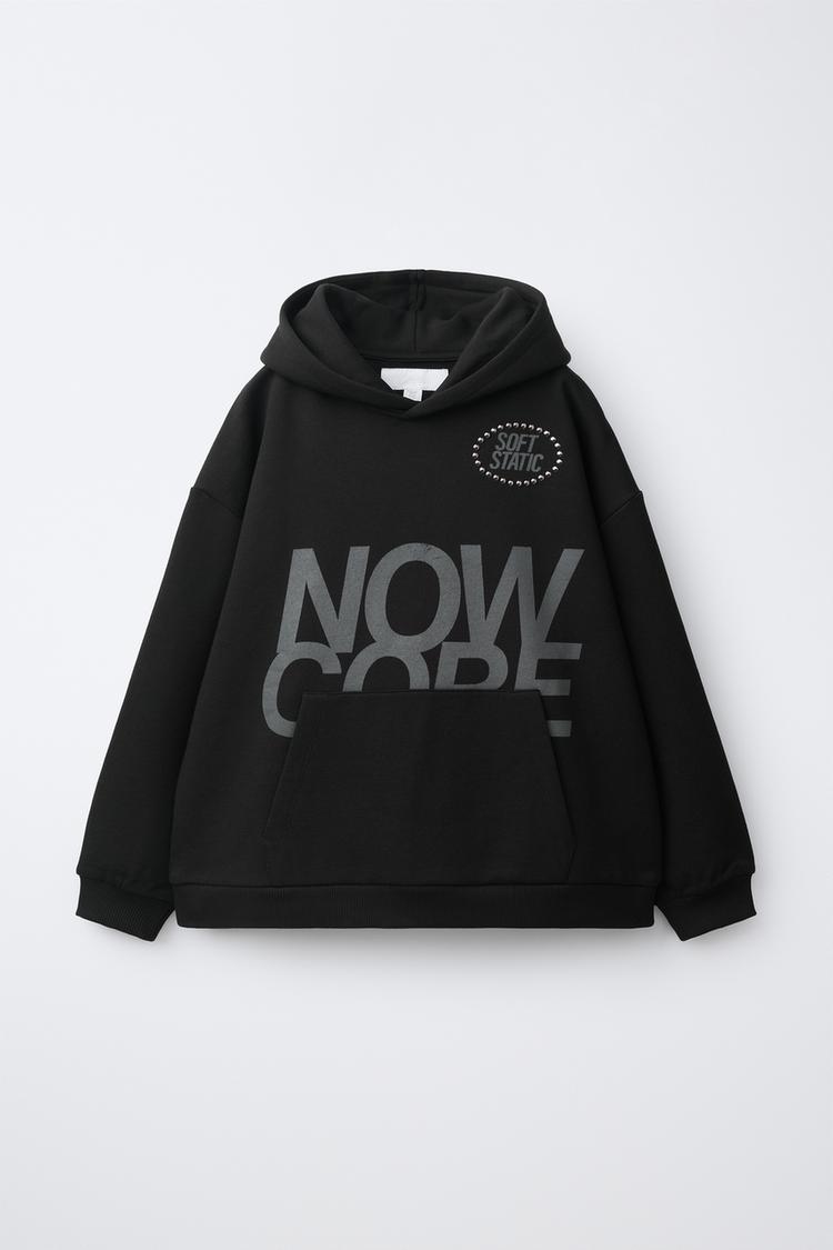 SUDADERA CAPUCHA TEXTO Y TACHAS