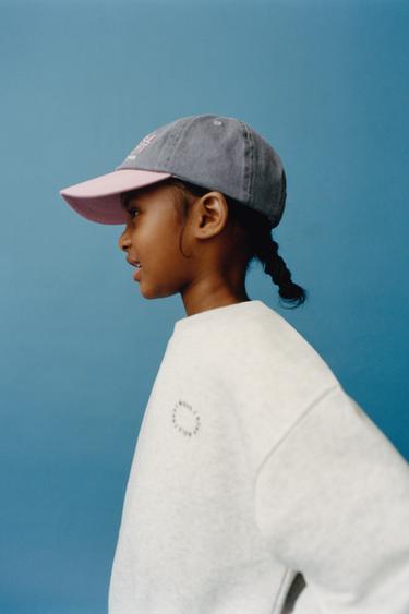 قبعة بحافة أمامية DENIM بنص مطرز - وردي الخاص بـ Zara