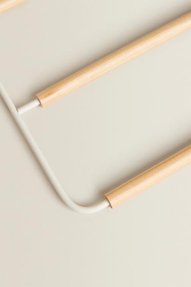 CINTRE MÉTAL ET BOIS PANTALONS - Blanc de Zara - Image 3