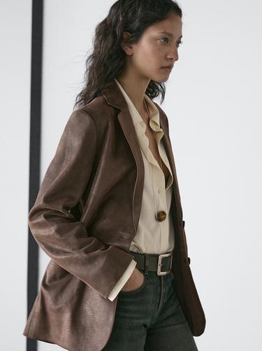 Blazer à revers en cuir finition daim - Marron de Zara