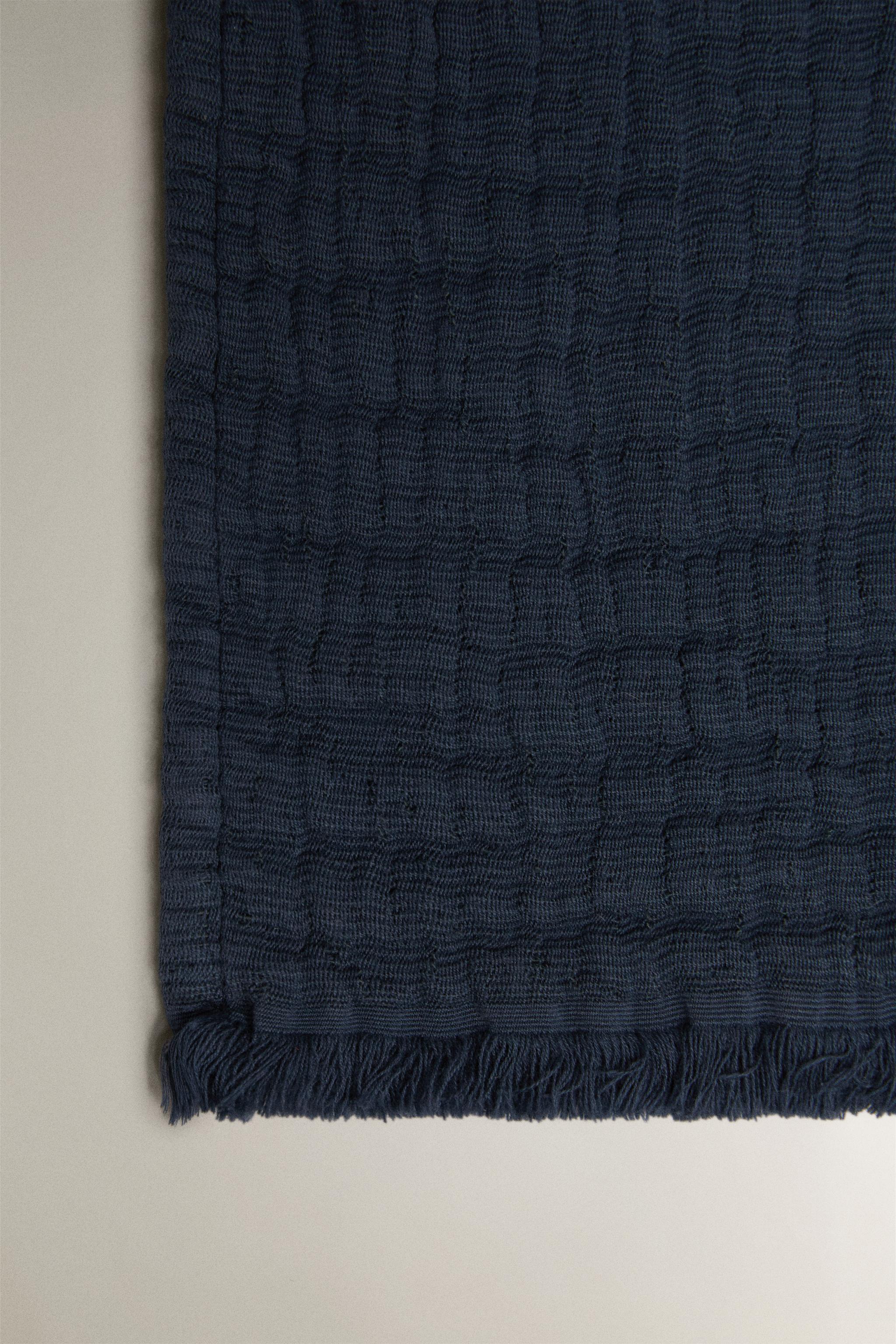 TEXTURED JACQUARD BLANKET — Blue