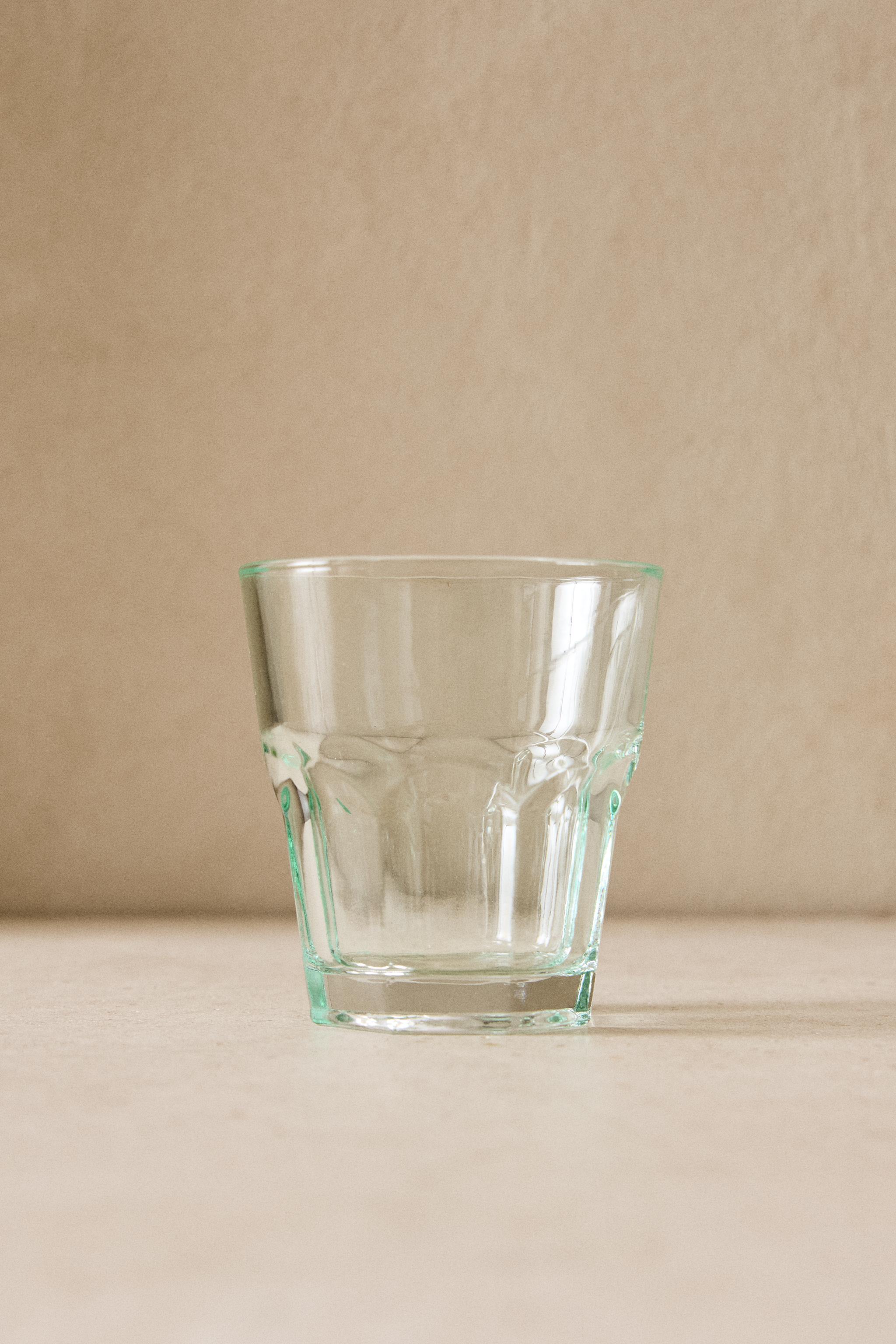 GLASS TUMBLER WITH A RAISED DESIGN