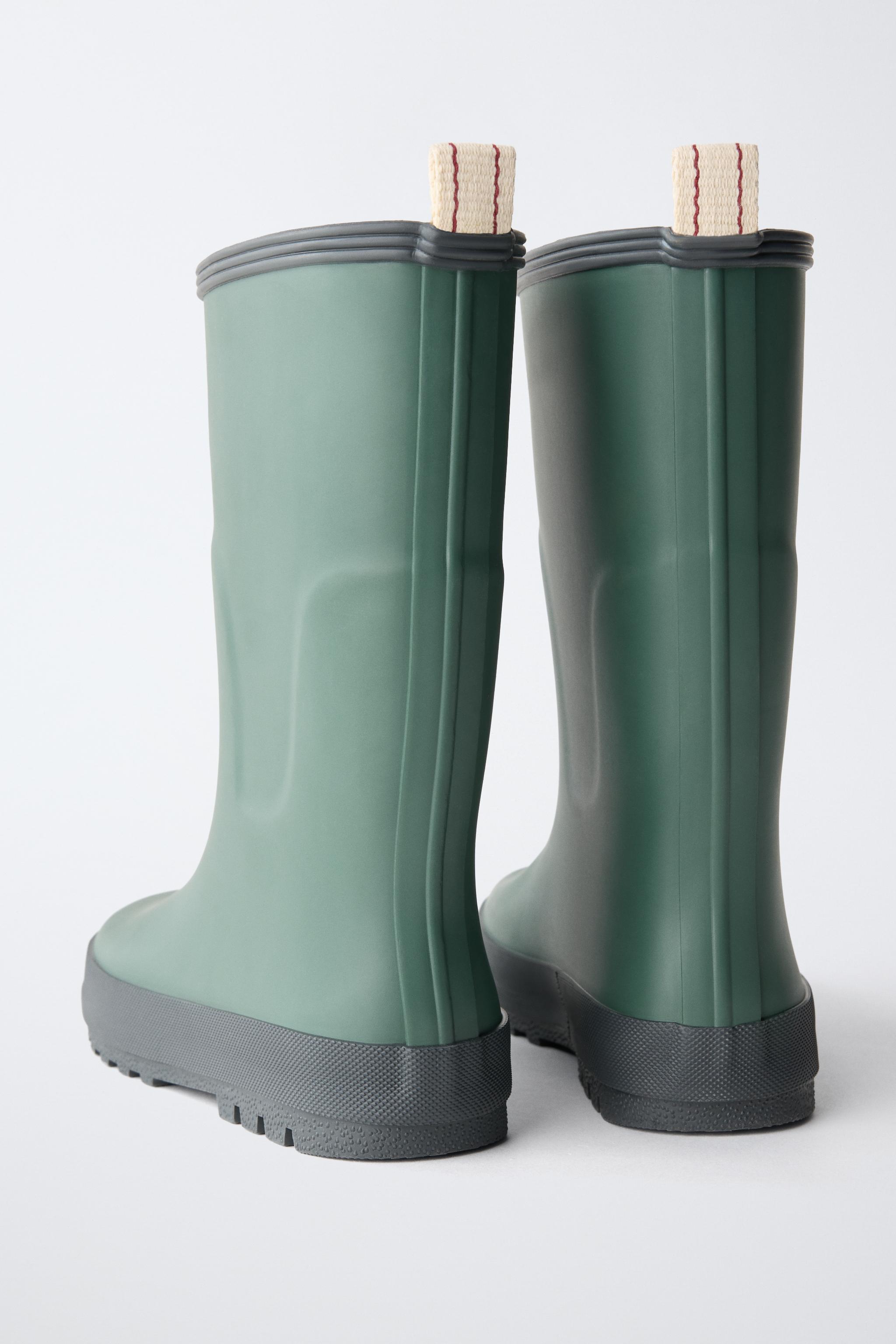 RAIN BOOTS