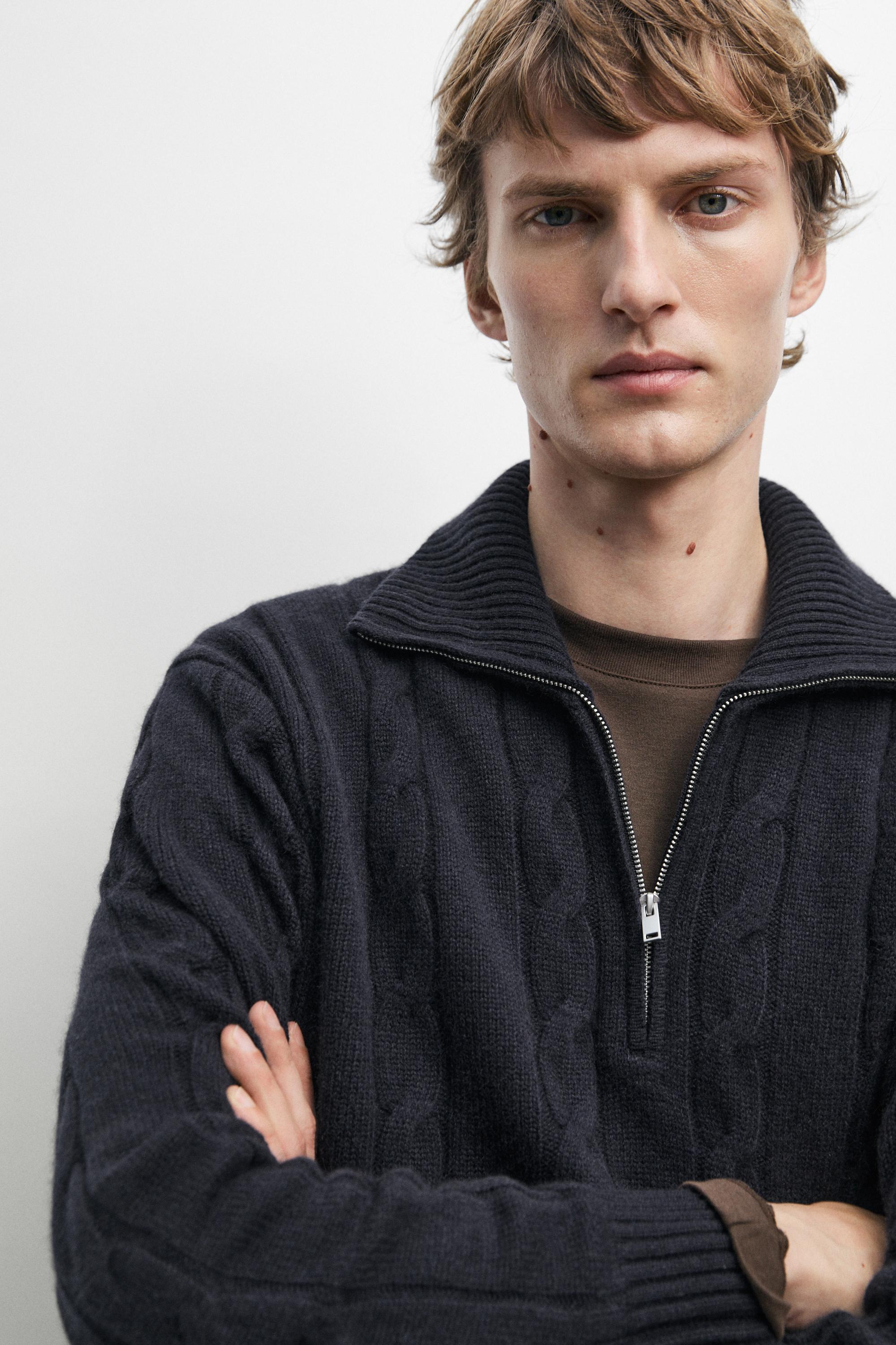 Pull en maille torsadée à col montant