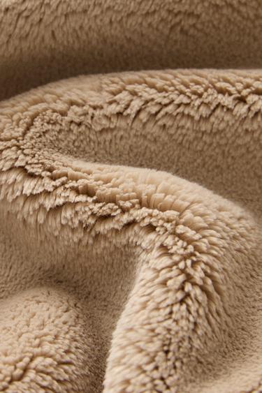 SOLID FAUX FUR BLANKET - Beige by Zara