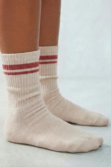LOT DE TROIS CHAUSSETTES MI-HAUTES À RAYURES - Beige chiné de Zara - Image 4