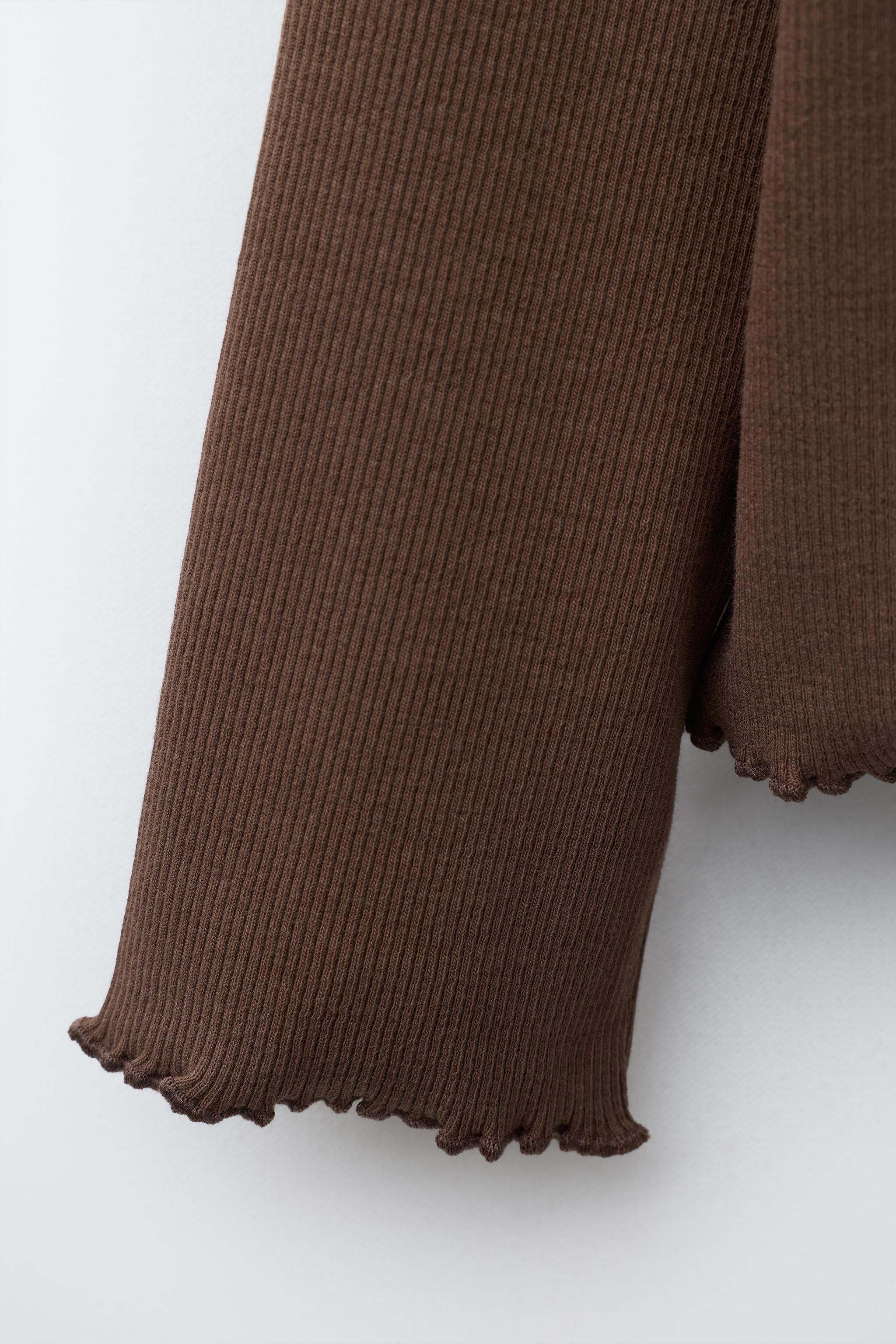 RIBBED TOP WITH EMBROIDERED DETAIL