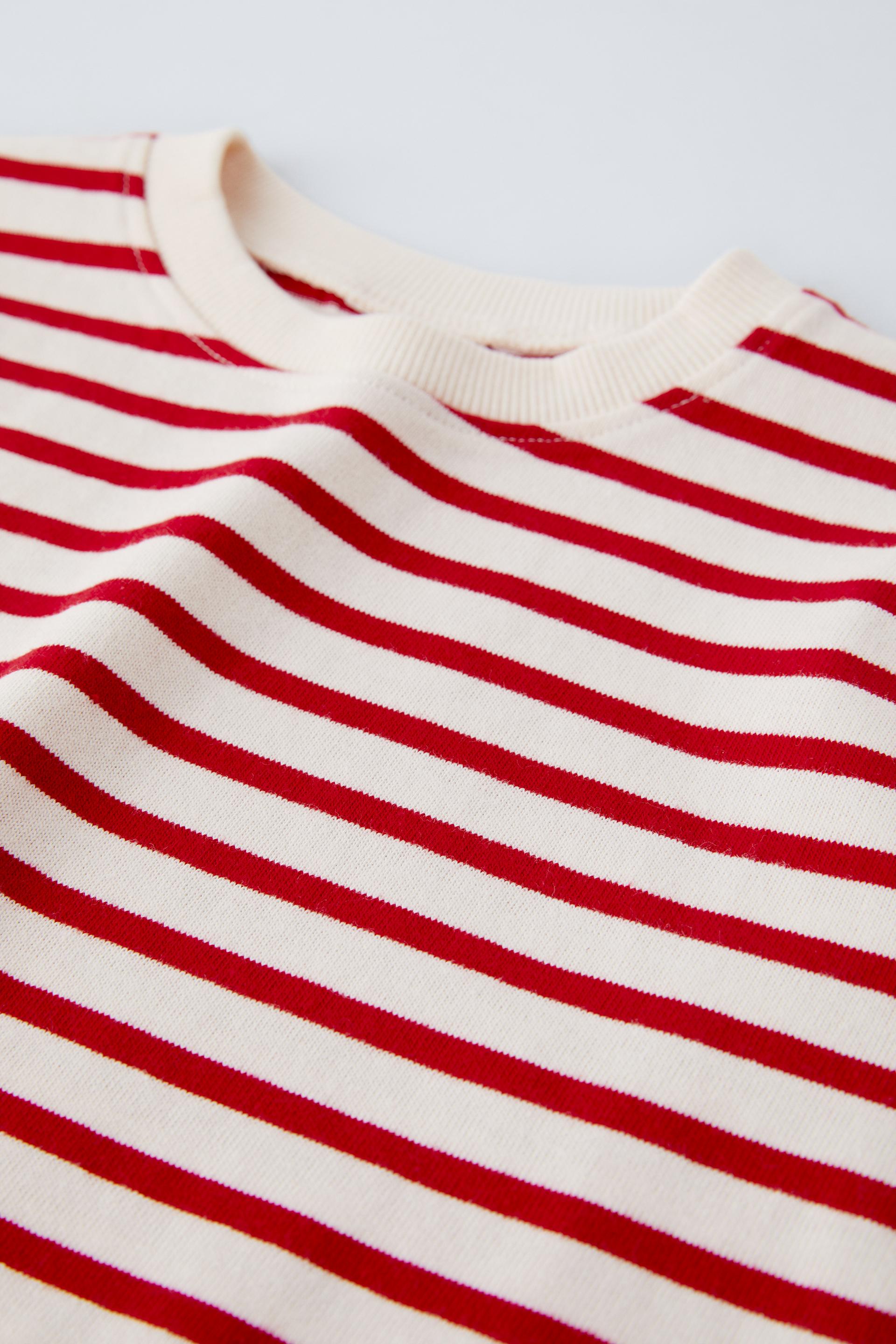 Camiseta a rayas rojas y blancas de Zara