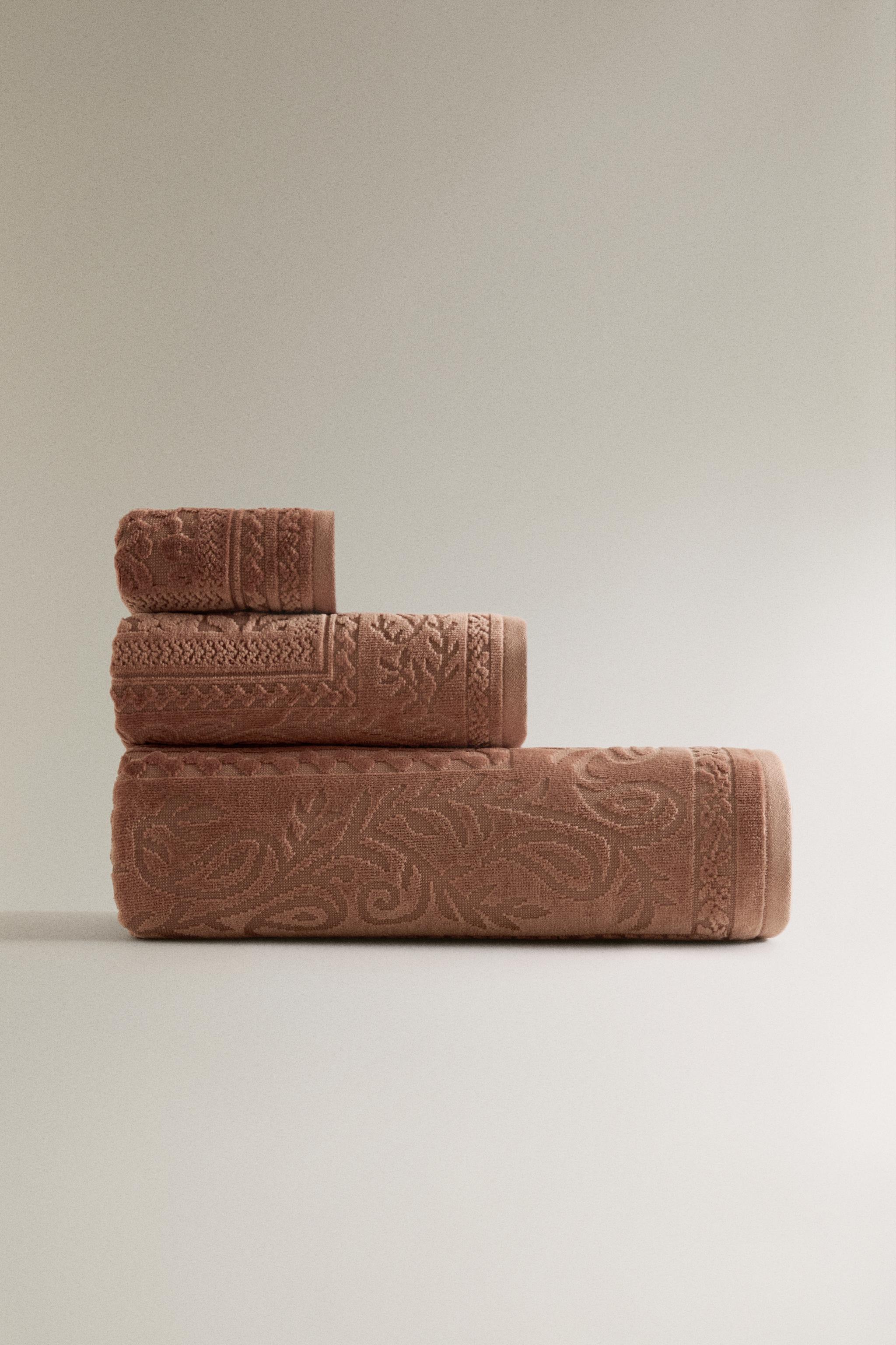 FLORAL JACQUARD BATH TOWEL — Dark russet