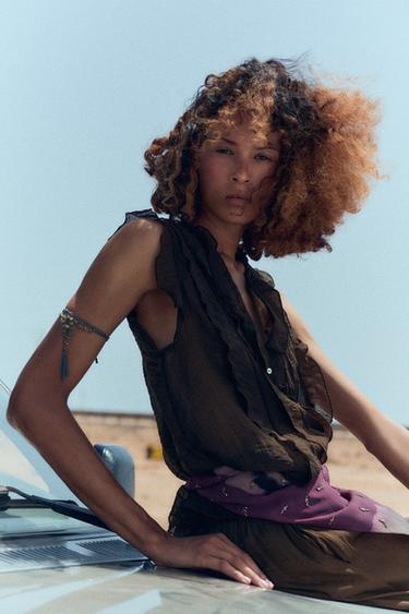 TOP SEMITRANSPARENTE VOLANTES - Marrón de Zara
