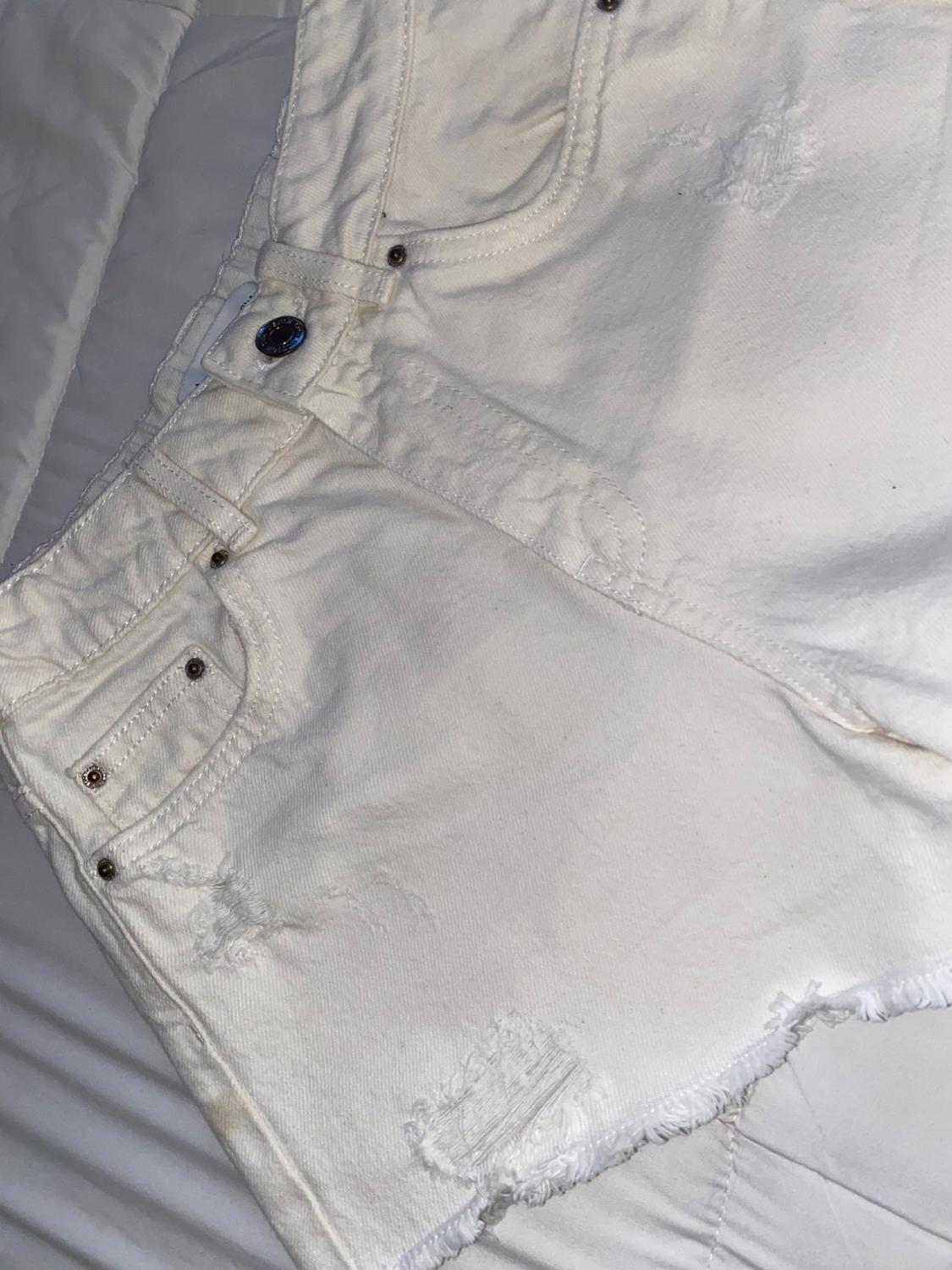 WHITE DENIM SHORTS - Image 3