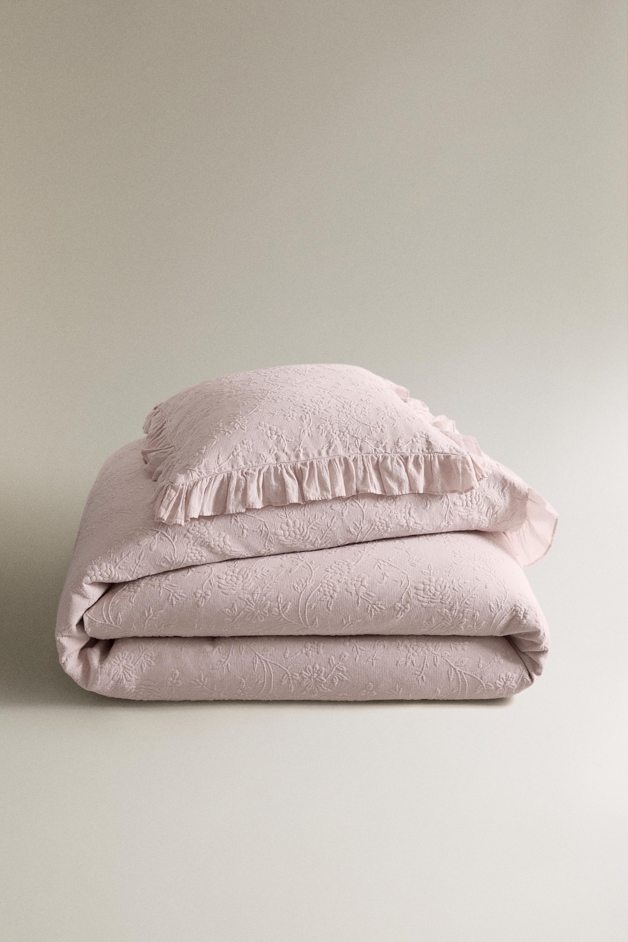 JACQUARD BEDSPREAD WITH RUFFLE TRIM — Pale pink