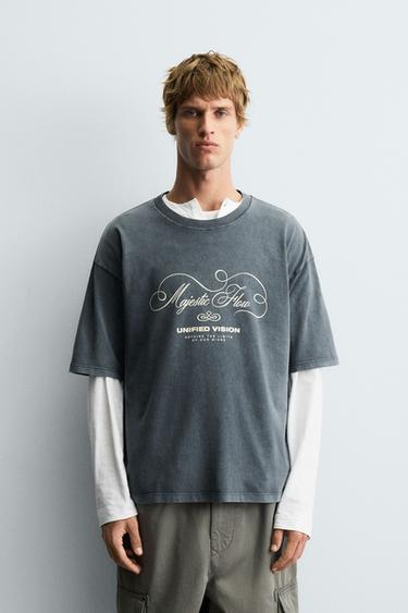 تيشرت مغسول بطبعة نصوص - رمادي فاتح الخاص بـ Zara