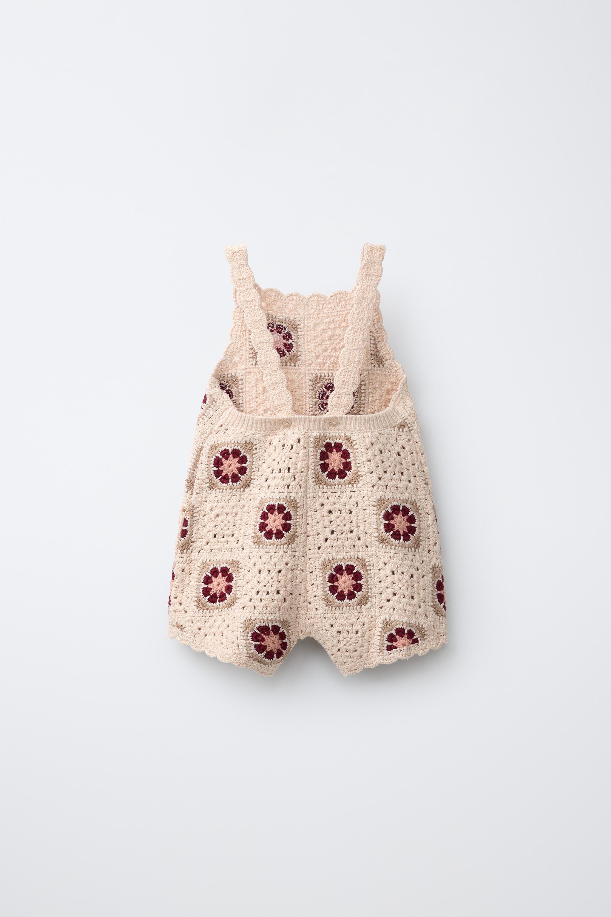 SALOPETTE EN MAILLE ET CROCHET FLEURI