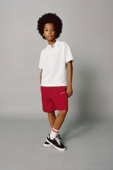 برمودا قطيفة STRAIGHT بنص بارز - أحمر داكن الخاص بـ Zara