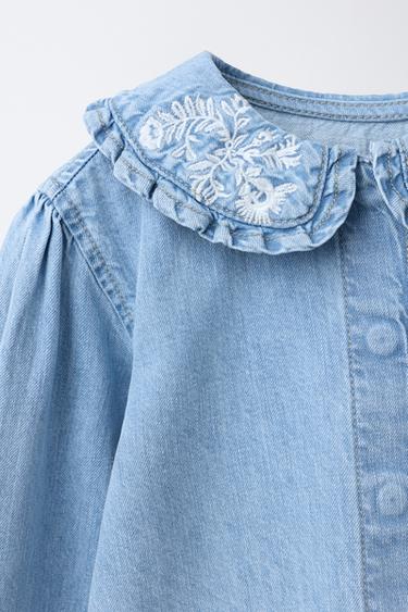 CHEMISE EN DENIM À COL CLAUDINE ET FLEURS BRODÉES - Bleu de Zara - Image 2