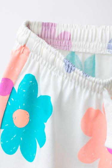 CONJUNTO CAMISETA Y BERMUDA FLORES - Crudo claro de Zara