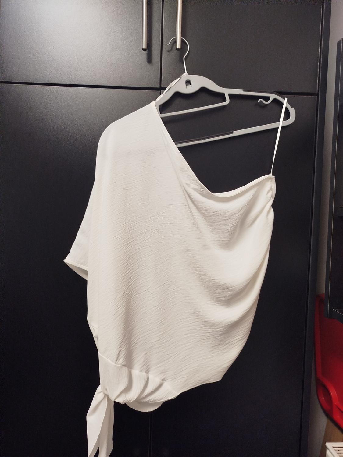 ASYMMETRIC TOP WITH KNOT