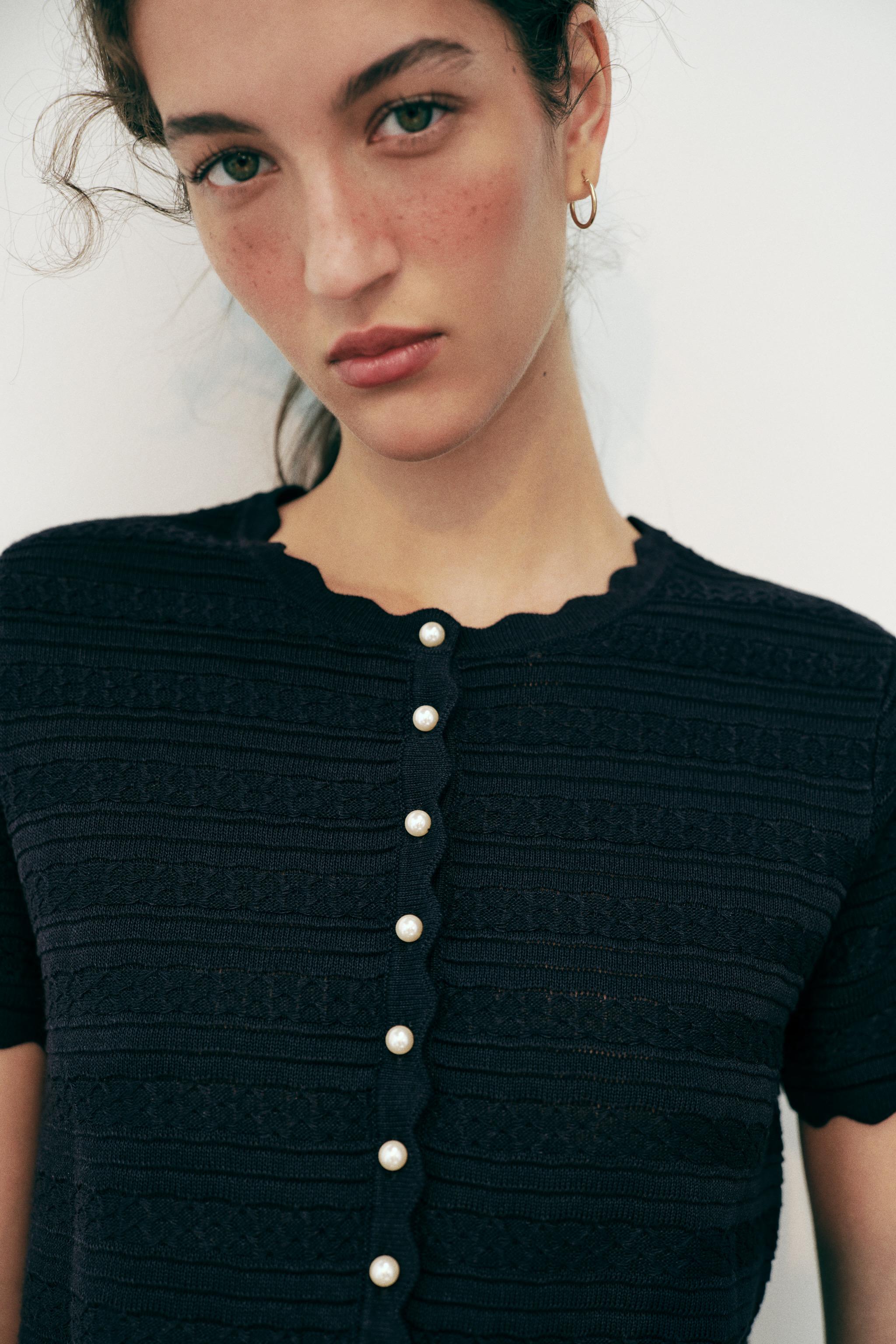 GILET EN MAILLE BOUTON PERLE