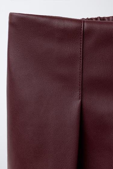 JUPE-SHORT EN MATIÈRE SYNTHÉTIQUE AVEC PLIS PLATS - Bordeaux de Zara - Image 2