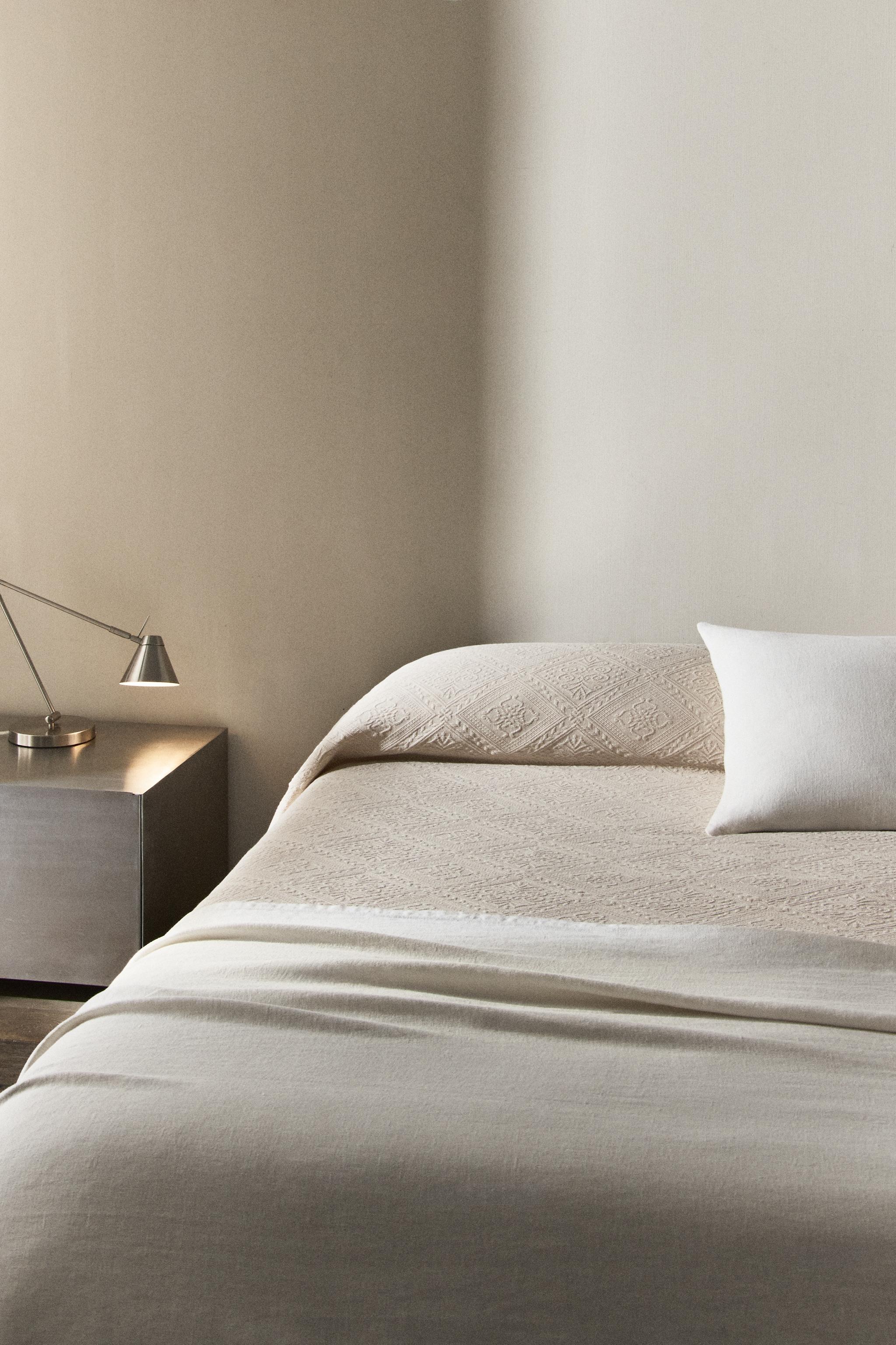 COTTON BEDSPREAD WITH GEOMETRIC DESIGN