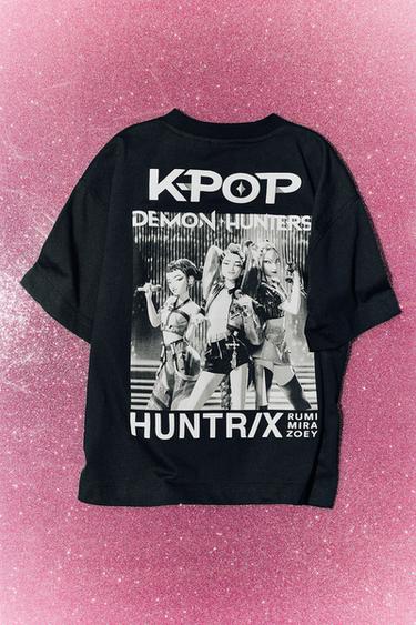 تيشرت مطبع KPOP DEMON HUNTERS™ NETFLIX © - رمادي أنثراسايت الخاص بـ Zara