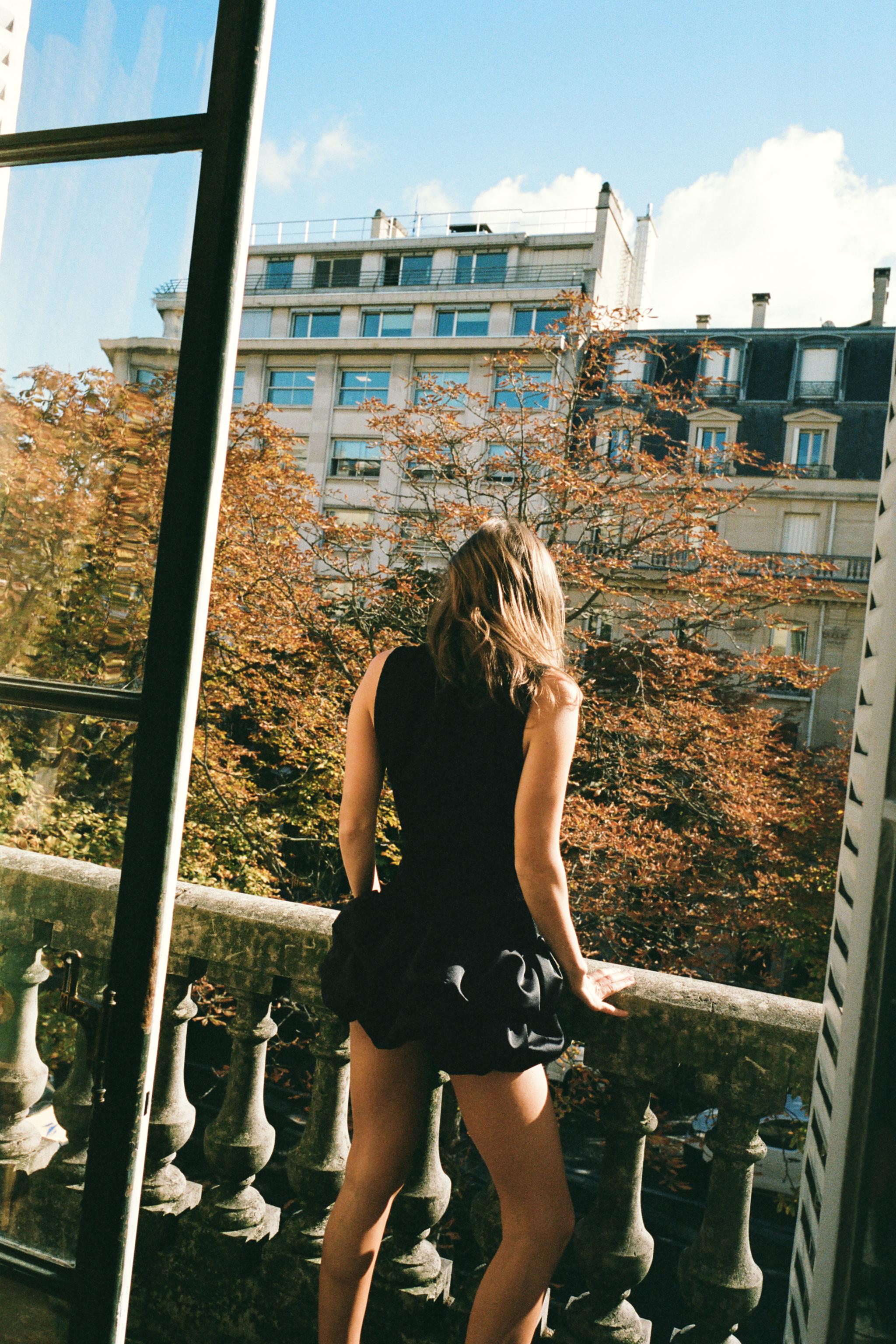 ROBE COURTE EN MATIÈRES VARIÉES ET DENTELLE