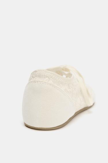 BALLERINES EN RÉSILLE BRODÉE - Blanc écru de Zara - Image 3