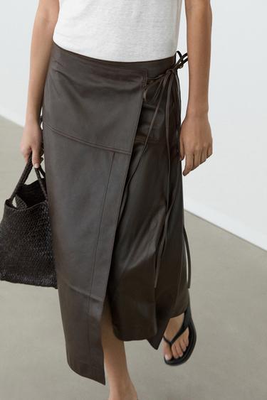 Jupe midi en cuir nappa avec détail de nœud - Marron de Zara
