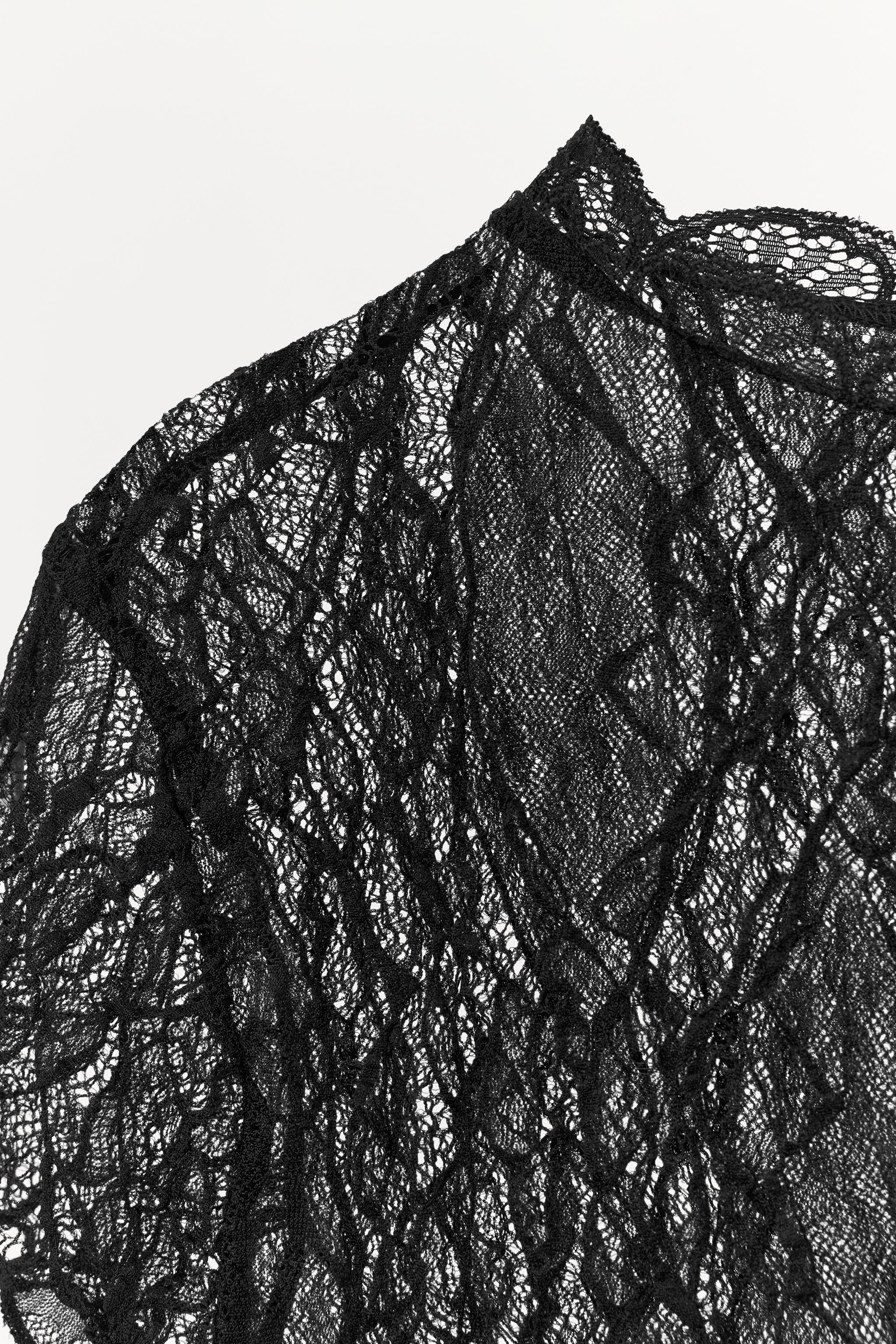 LACE CROP TOP