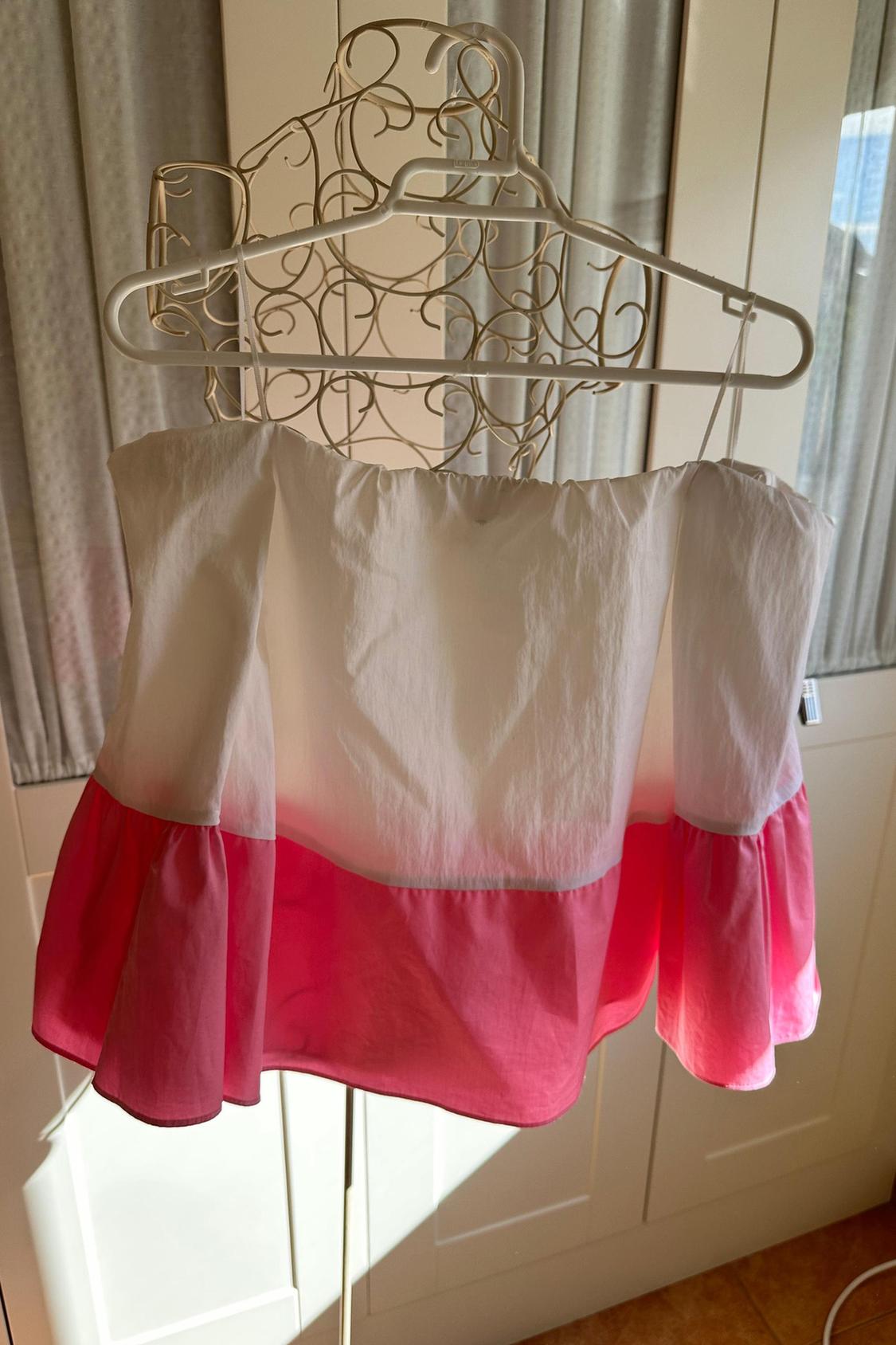 TWO-TONE TOP WITH EXPOSED SHOULDERS