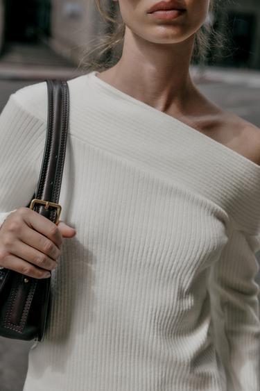 TOP ASYMÉTRIQUE DOUX CANNELÉ - Écru de Zara - Image 2