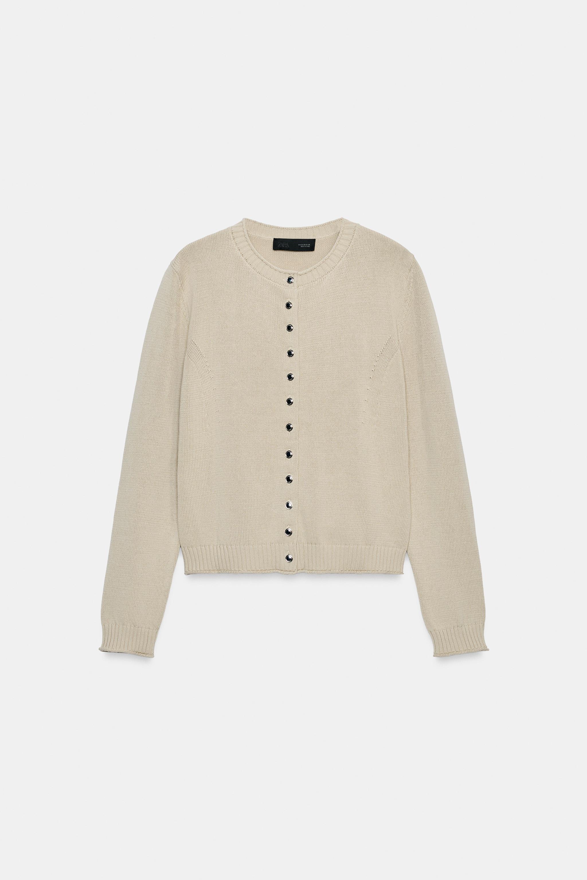 GILET EN MAILLE À BOUTONS MÉTALLIQUES