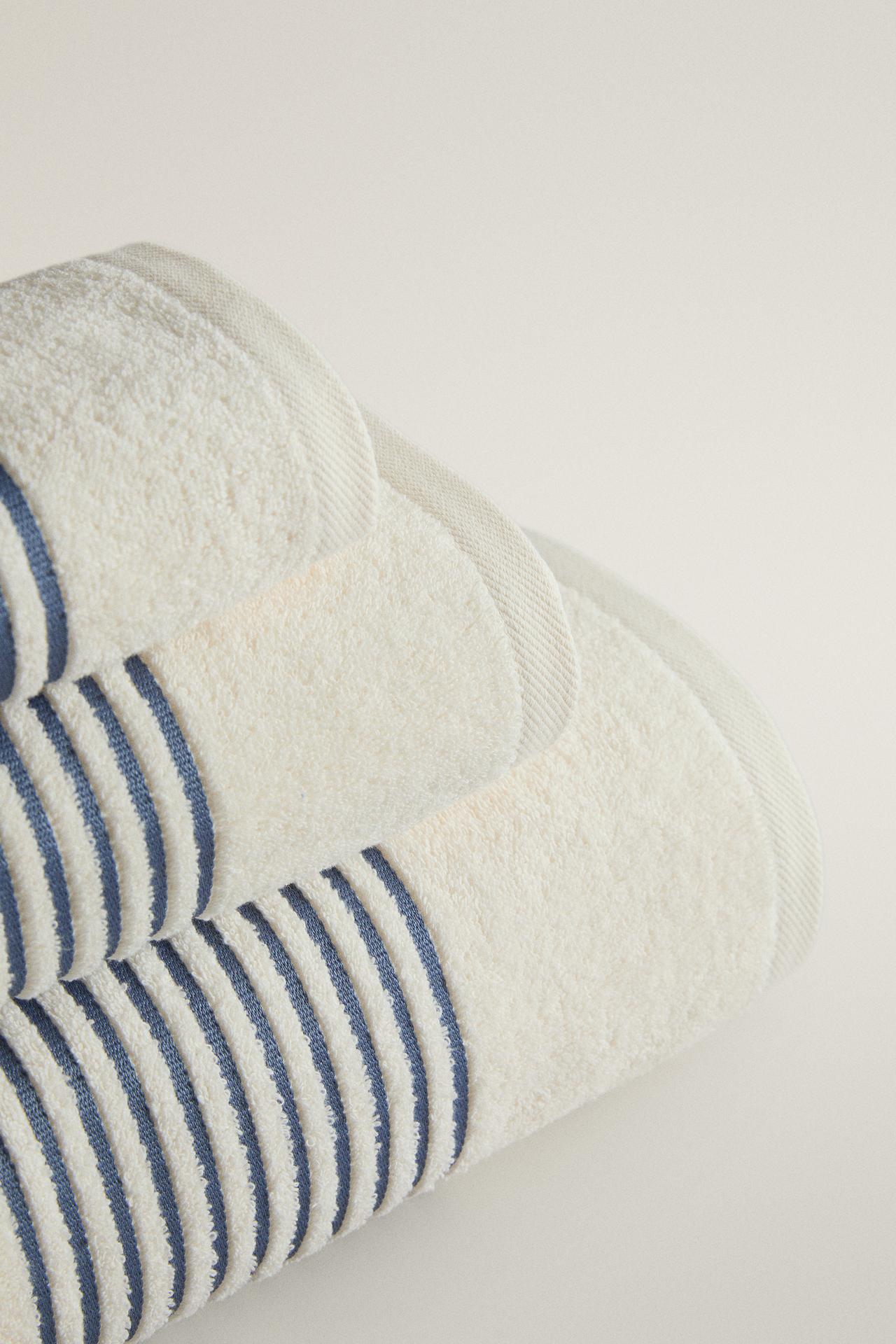 COTTON BATH TOWEL WITH STRIPED BORDER — Dusty blue