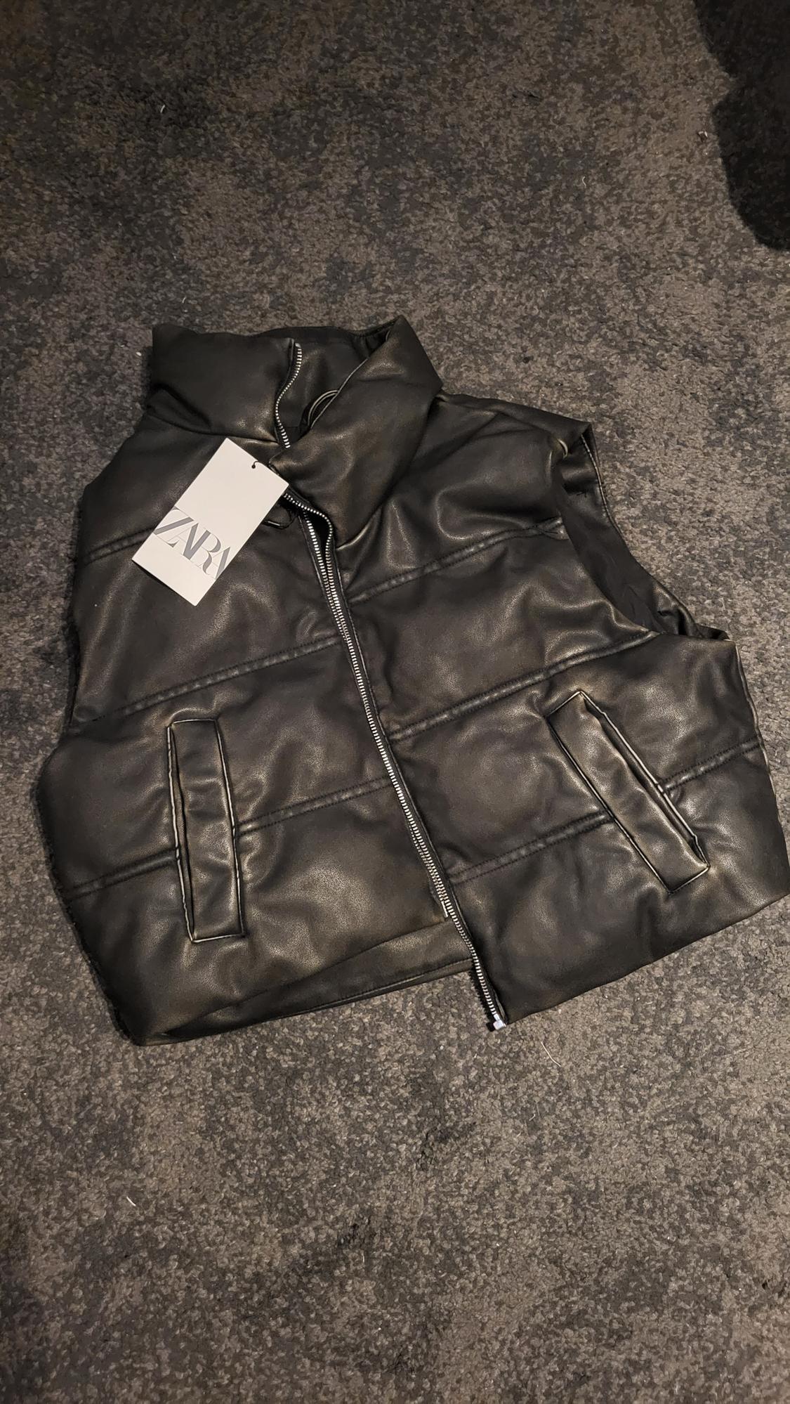 LEATHER EFFECT SHORT PUFFER GILET - Image 3