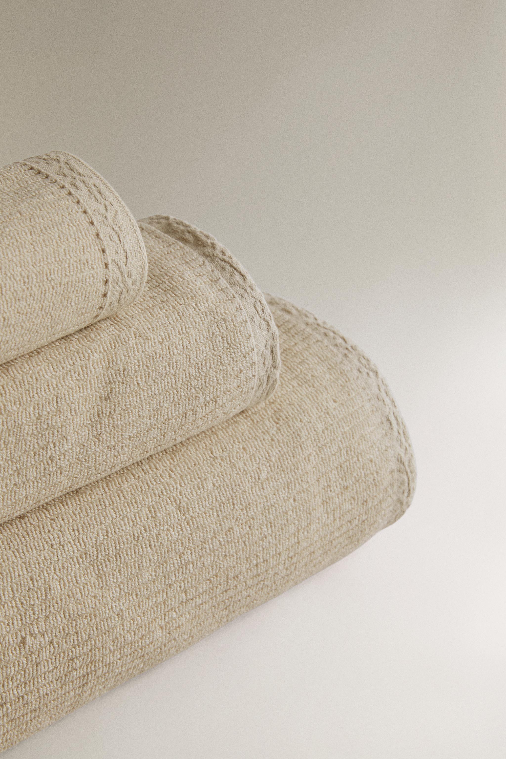 TEXTURED BATH TOWEL — Light beige
