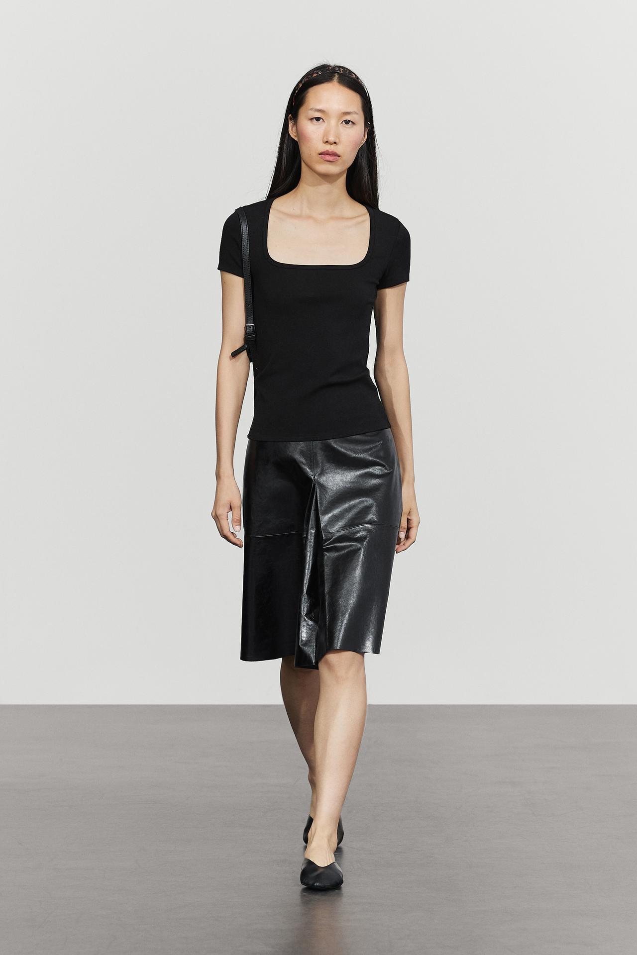 Square-neck short sleeve T-shirt — Black