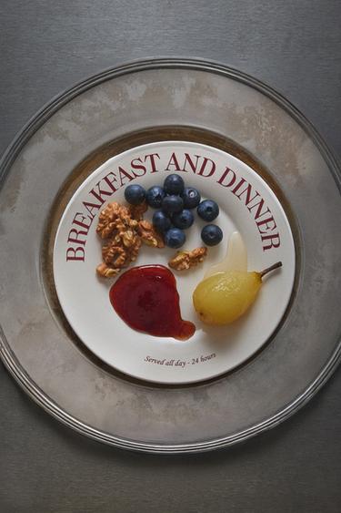 Zara PORCELAIN BREAKFAST DESSERT PLATE - 深棗紅色