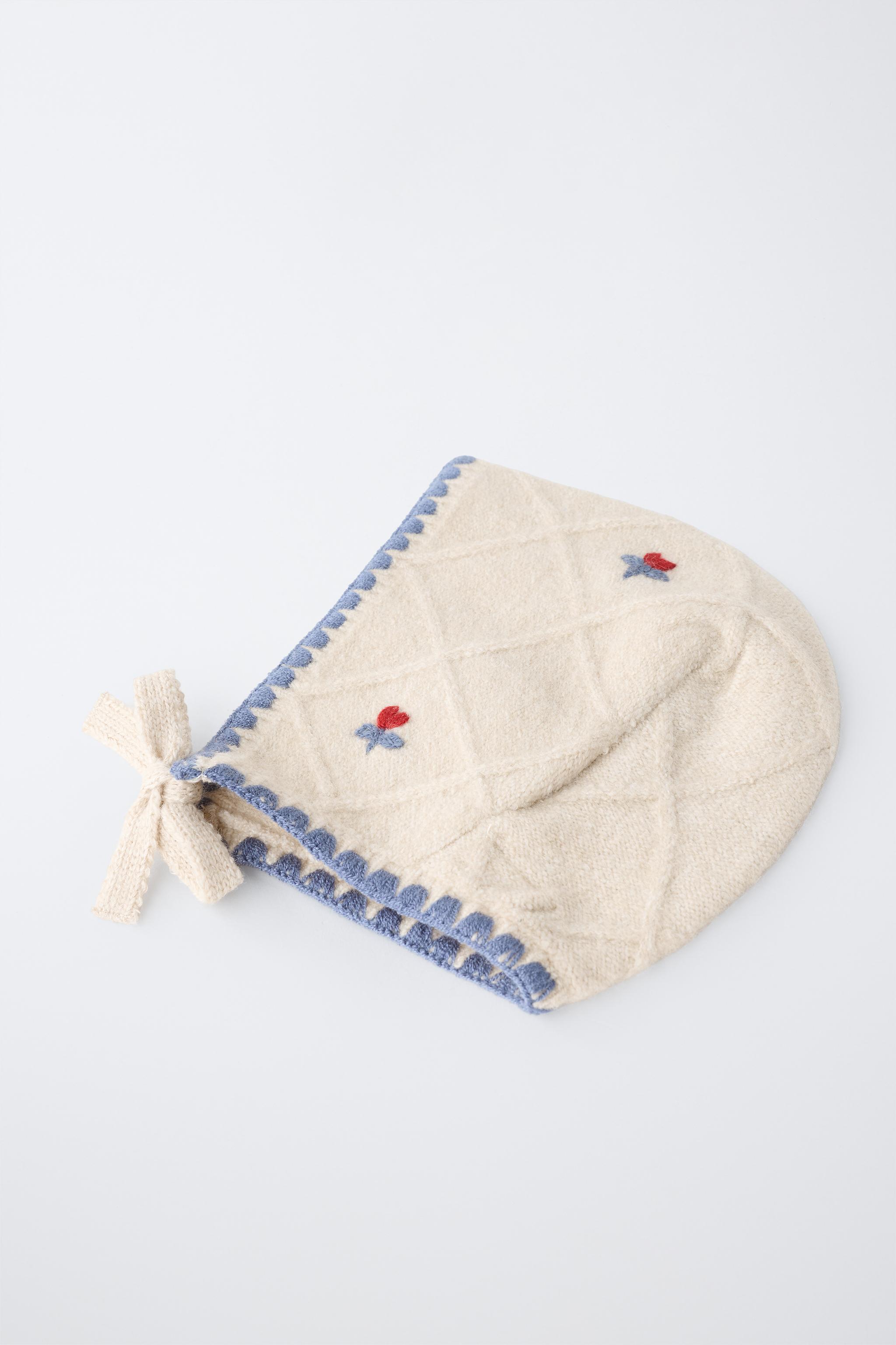 BONNET EN MAILLE À FLEURS BRODÉES