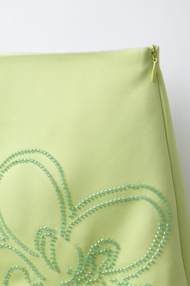 JUPE-SHORT SATINÉE FLEUR FANTAISIE - Citron vert de Zara - Image 2