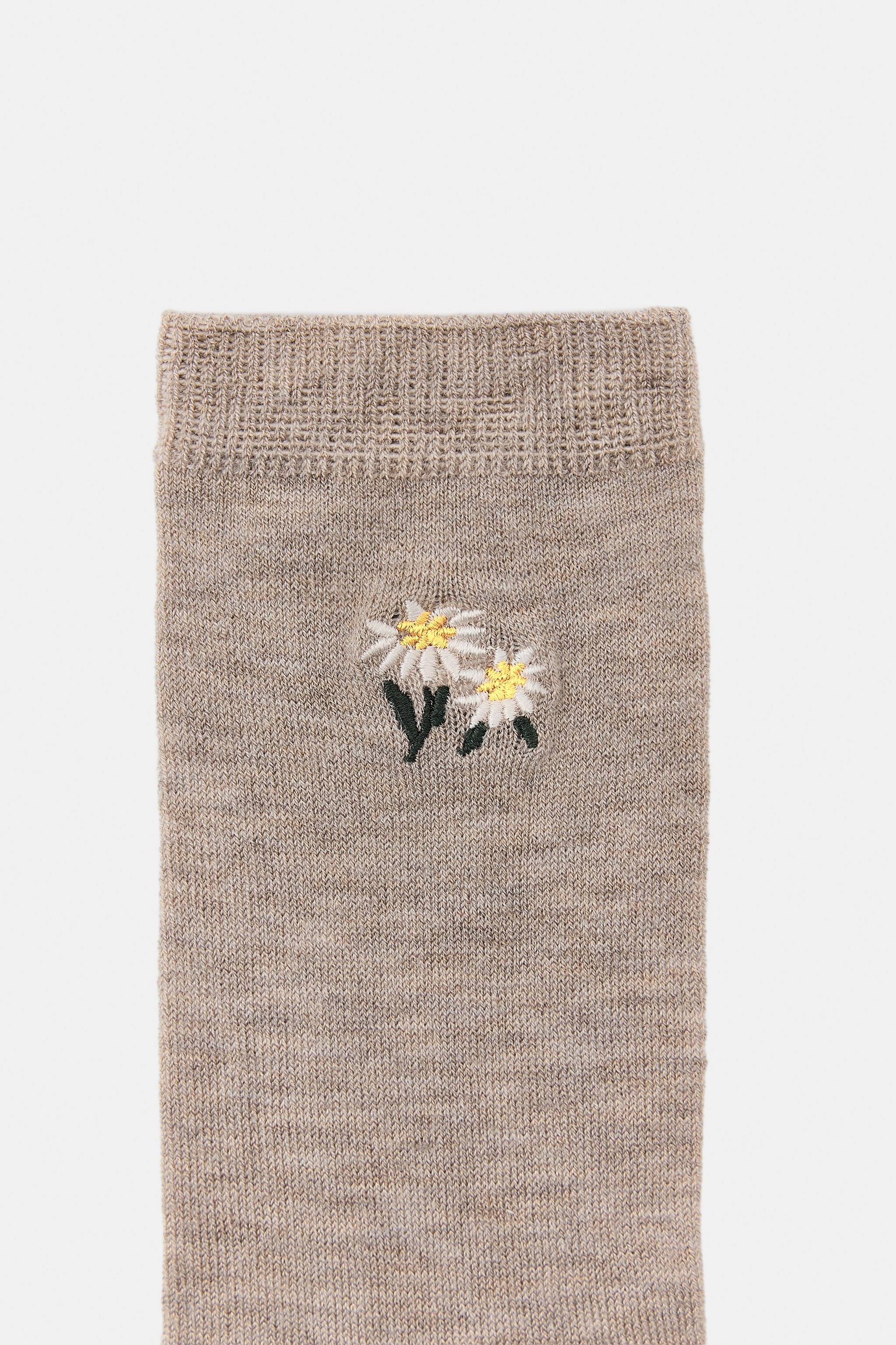 EMBROIDERED FLOWER SOCKS
