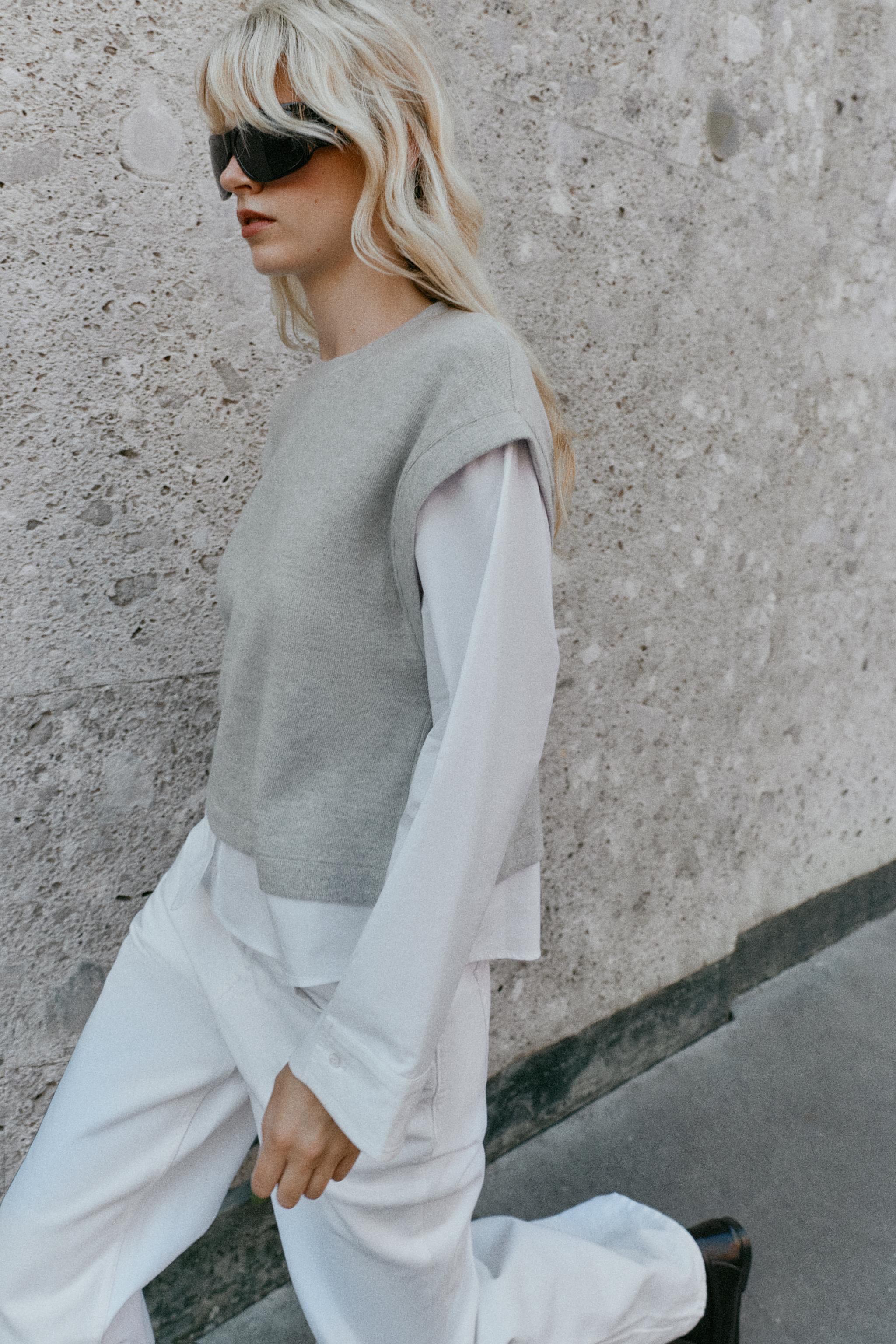 CONTRAST VEST