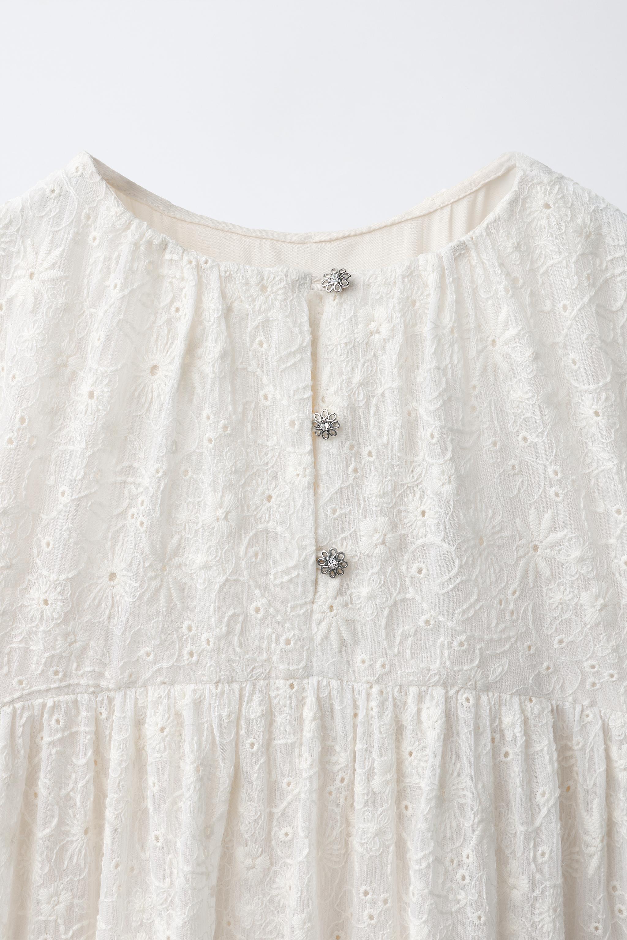 ROBE EN DENTELLE À BOUTONS BIJOUX