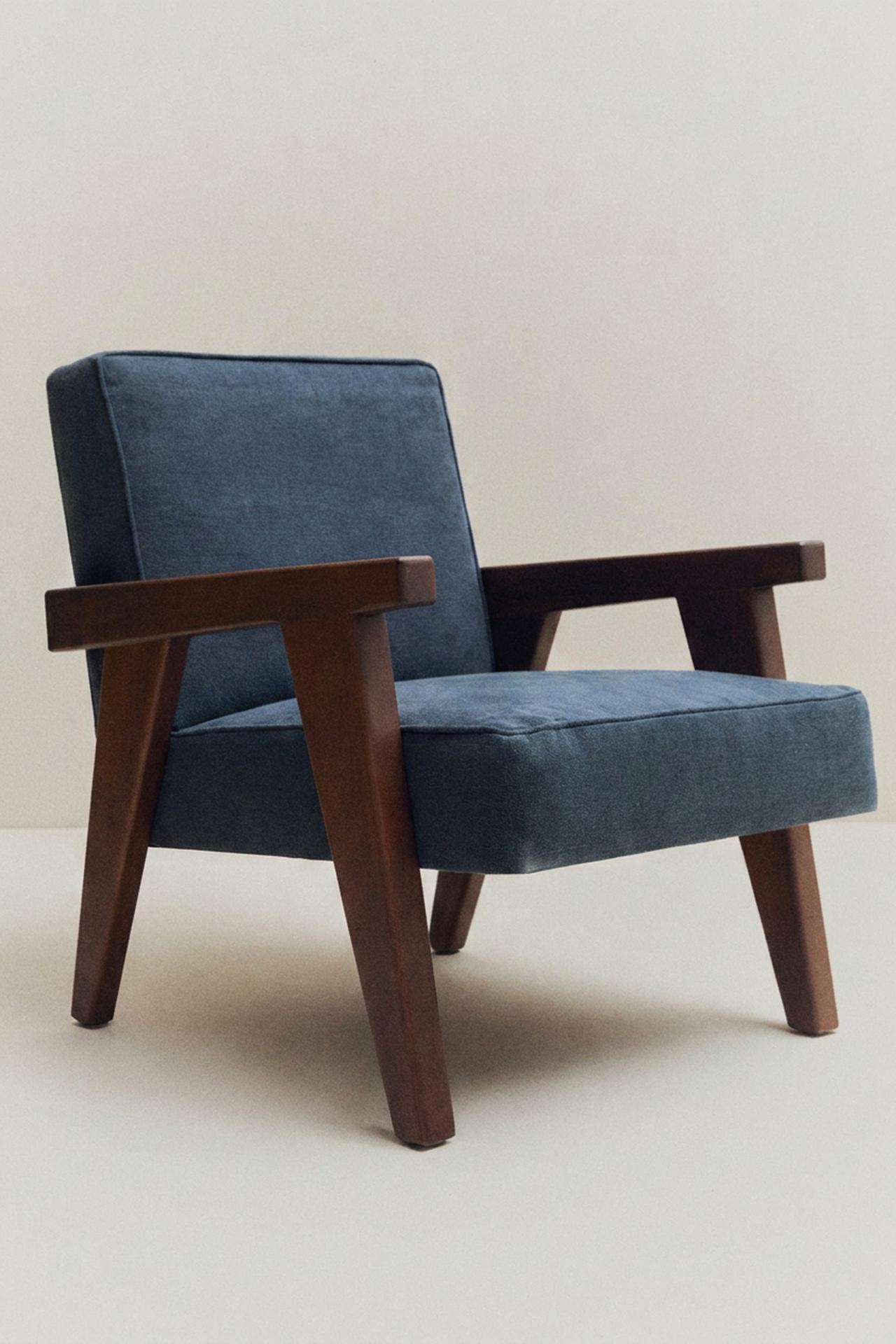 WALNUT UPHOLSTERED LINEN ACCENT CHAIR ZARA HOME BY BLASCO — Petrol blue
