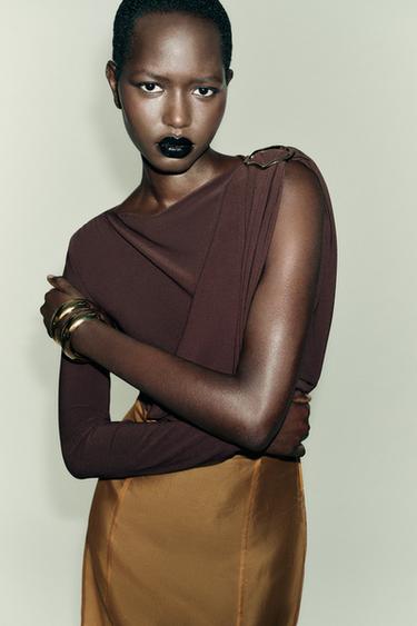 БОДИ С БРОШЬЮ ИЗ СТРУЯЩЕЙСЯ ТКАНИ — ТЕМНО-КОРИЧНЕВЫЙ от Zara