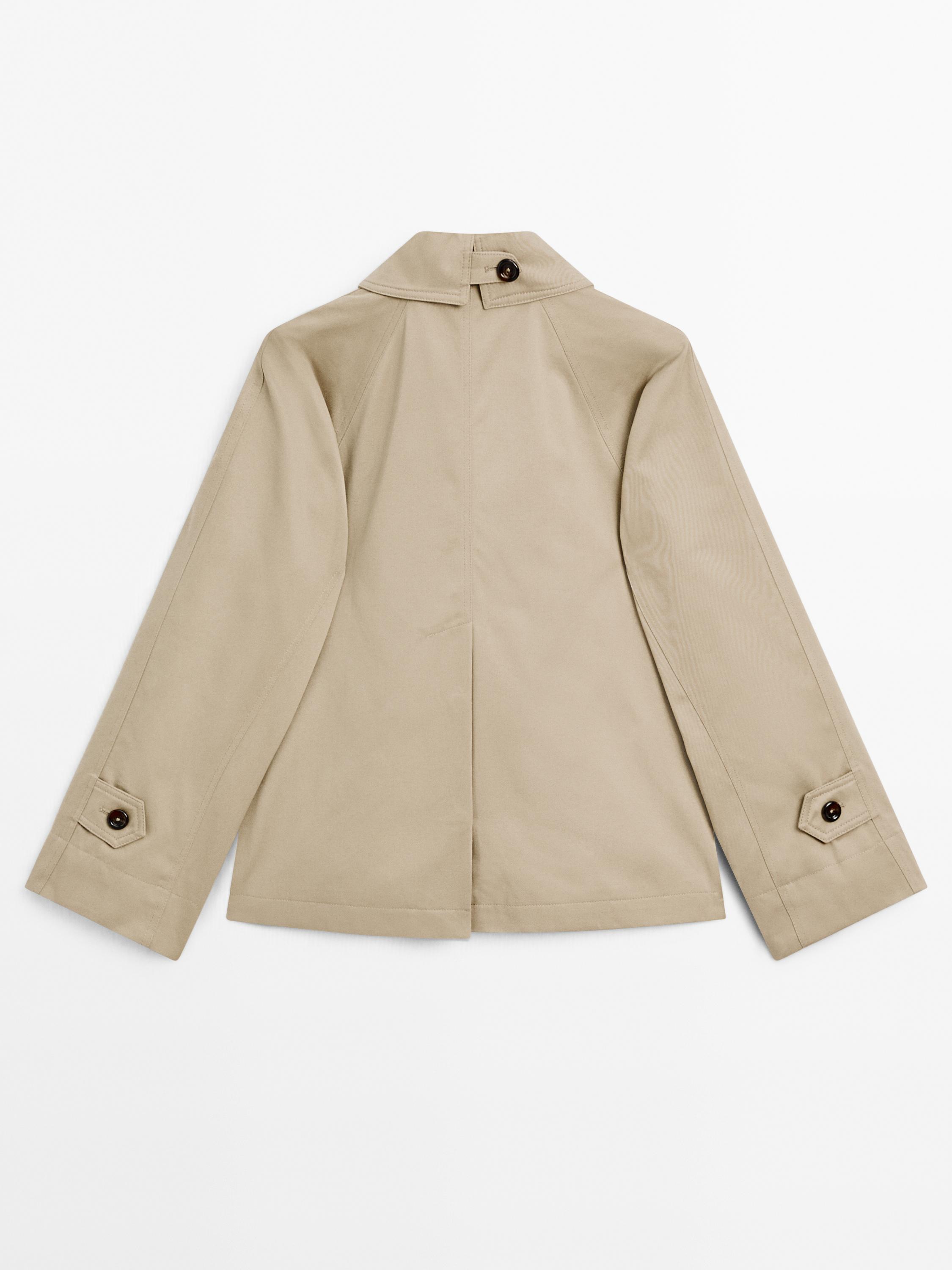 Short trench coat with button detail on the collar