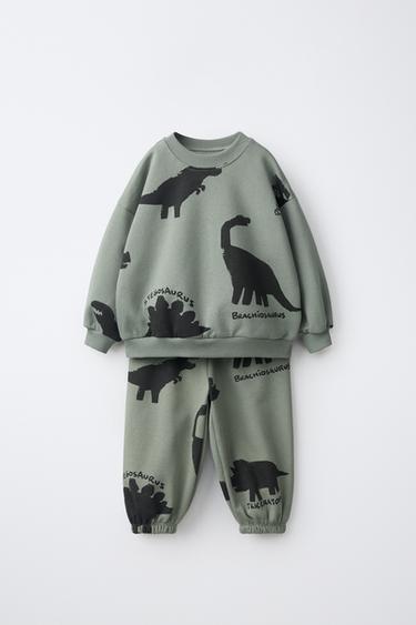 Zara KOMPLET S MAJICOM I JOGGER HLAČAMA S DINOSAURIMA – Maslinastozelena