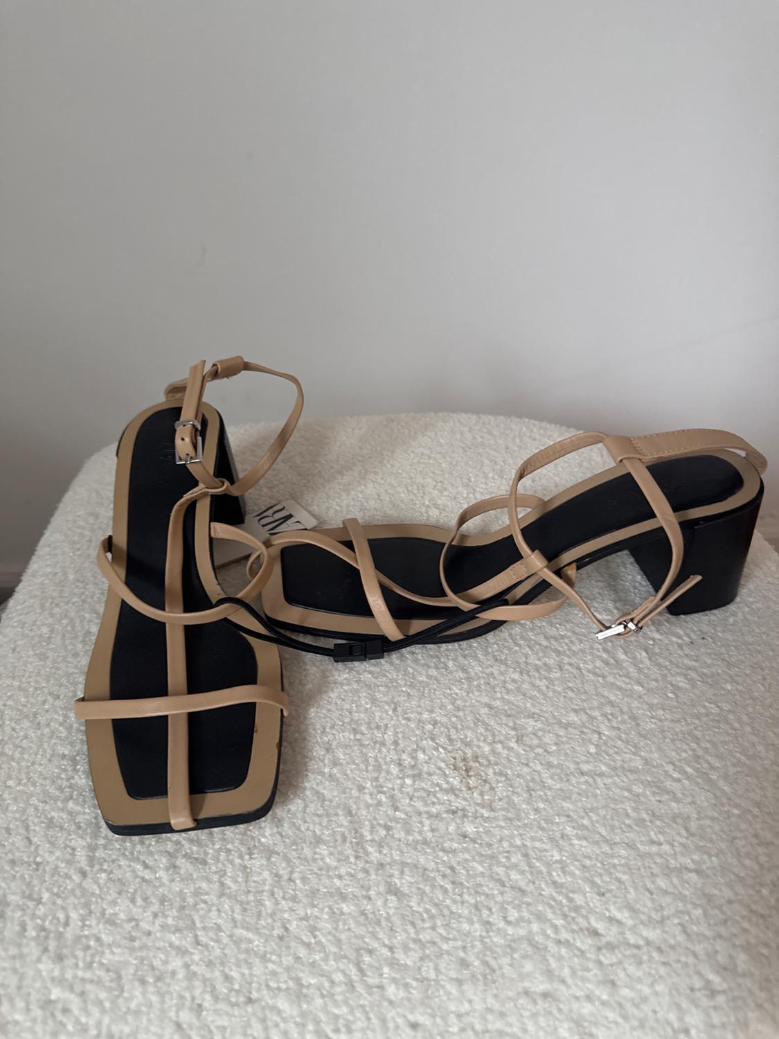 TAN LEATHER HEELS - Image 3