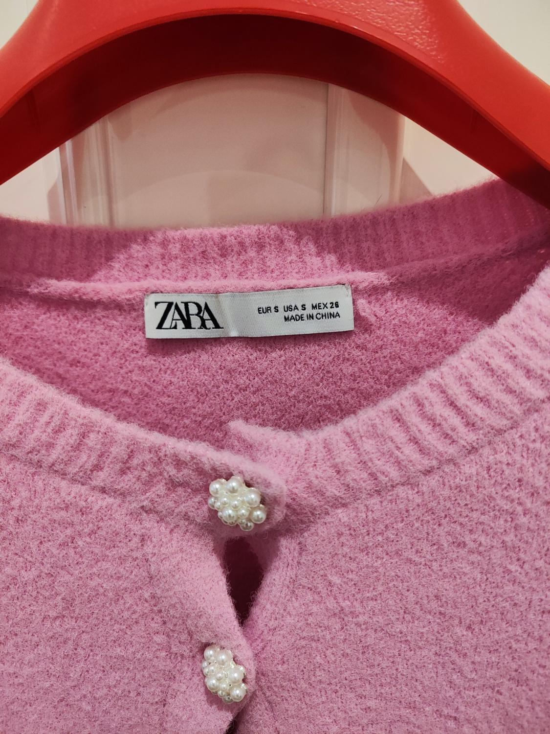 CHAQUETA PUNTO GRUESO ROSA CON BOTONES PERLA - Image 3