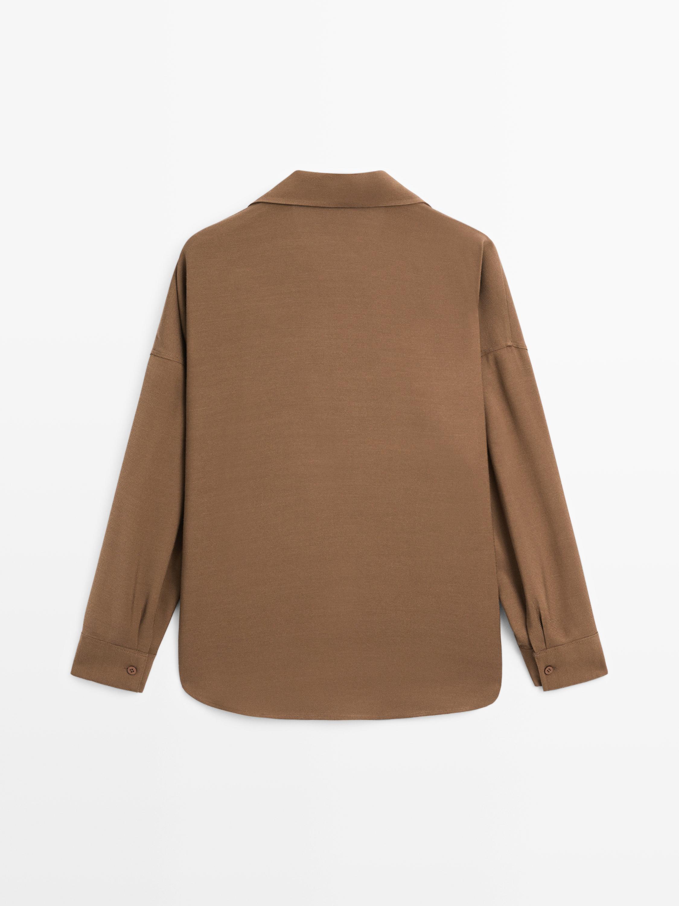 Flowing shirt with hidden buttons